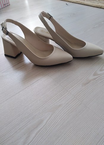 Klasik Beyaz Tokalı Topuklu Kadın Ayakkabı