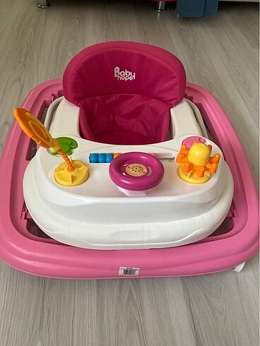 Kız bebek yürüteç