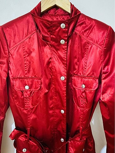 Trençkot saten blazer ceket kırmızı marka temsilidir