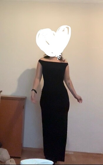 Siyah vücuda oturan örme şık abiye elbise