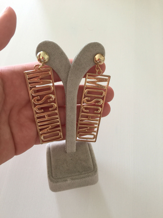 Moschino altın rengi küpe