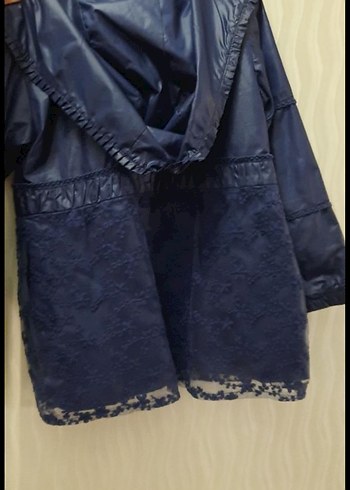 Kız Çocuk Parlak Mavi Nakışlı Fırfırlı yağmurluk - Görsel 3