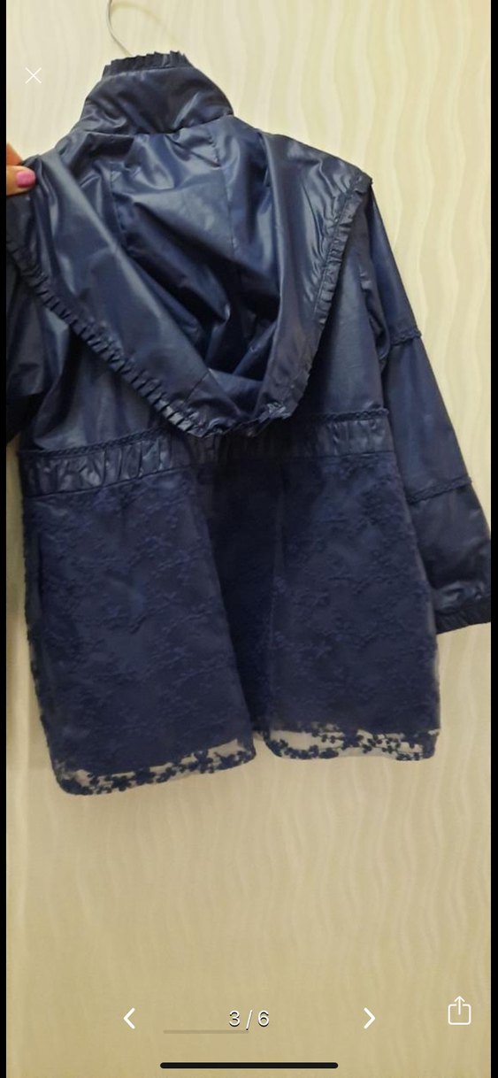 Kız Çocuk Parlak Mavi Nakışlı Fırfırlı yağmurluk - Görsel 3