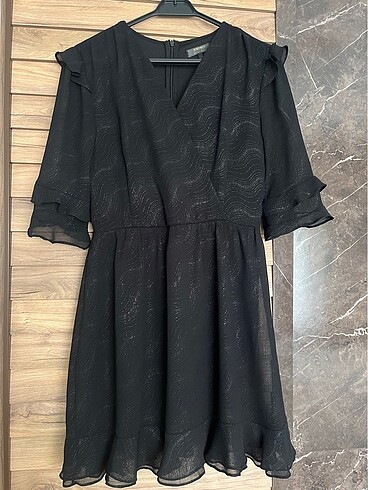 38 Beden Koton Fırfırlı parlak desenli astarlı siyah elbise