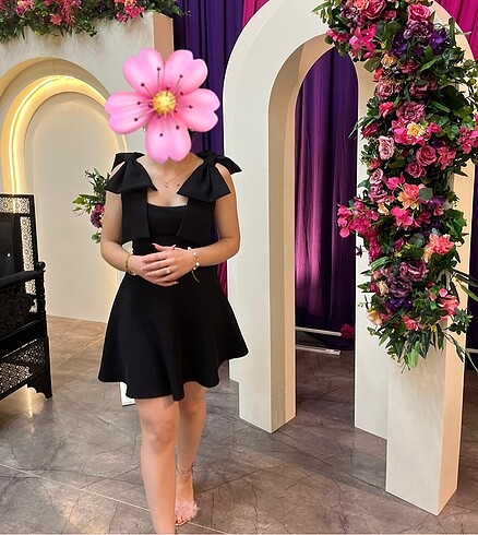 Omuzları fiyonklu siyah kadın mini elbise