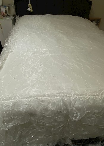 İşlemeli Beyaz Parlak Yatak Örtüsü - Görsel 2