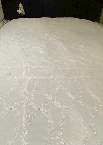 İşlemeli Beyaz Parlak Yatak Örtüsü - Görsel 3