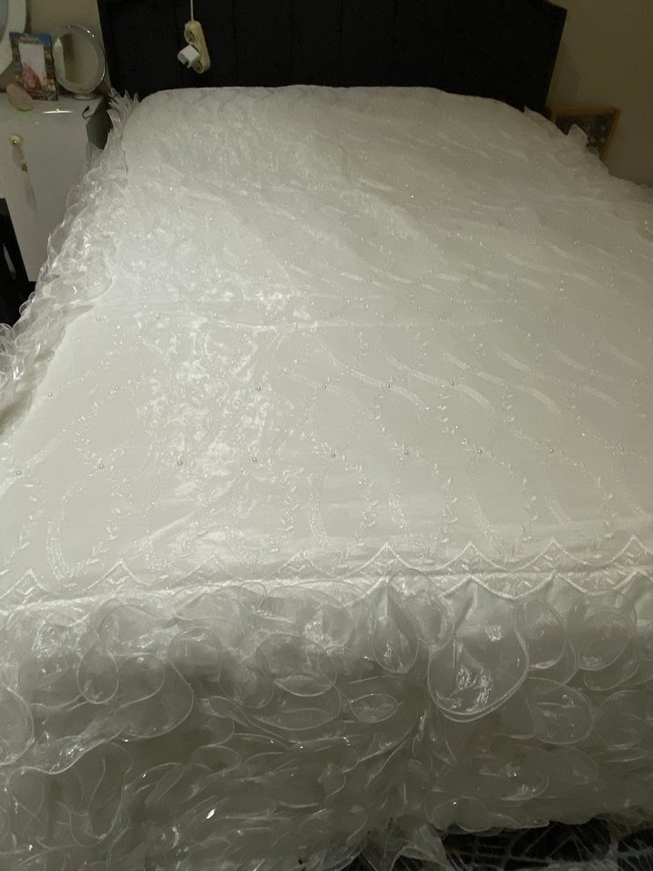 İşlemeli Beyaz Parlak Yatak Örtüsü - Görsel 2