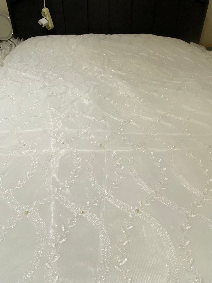 İşlemeli Beyaz Parlak Yatak Örtüsü - Görsel 3