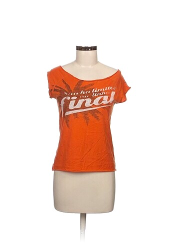 Nike T-shirt %70 İndirimli.