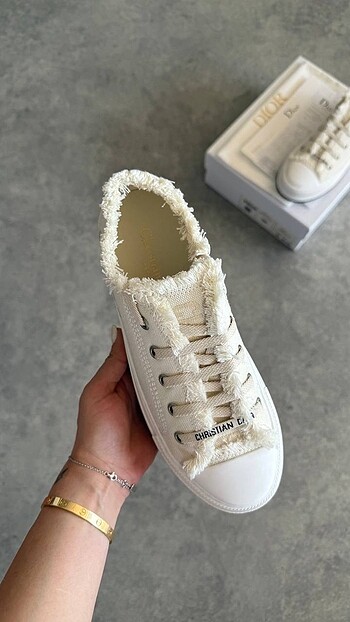 38 Beden beyaz Renk Dior Canvas 36/40 arası