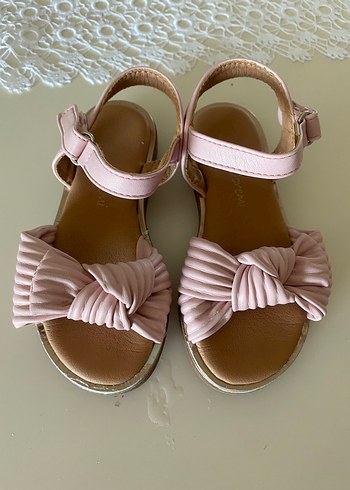 27 Beden Zara Kız Çocuk Pembe Fırfırlı Sandalet