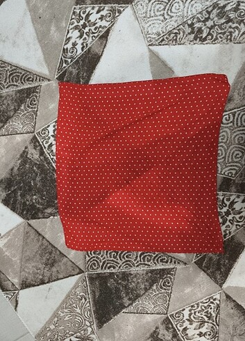 Kırmızı puantiyeli bandana