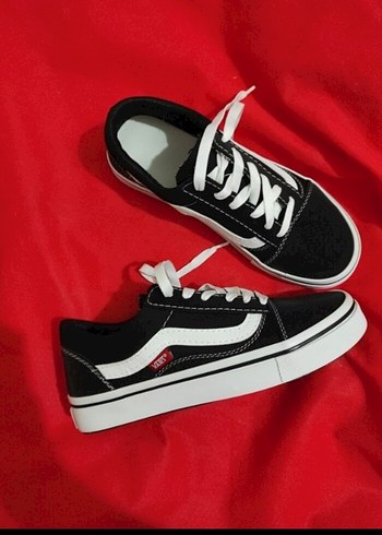 Vans Siyah Renkli Tabanlı Kadın Spor Ayakkabı
