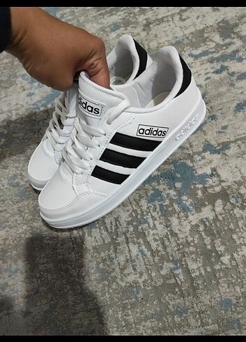 Adidas model beyaz spor ayakkabı 
