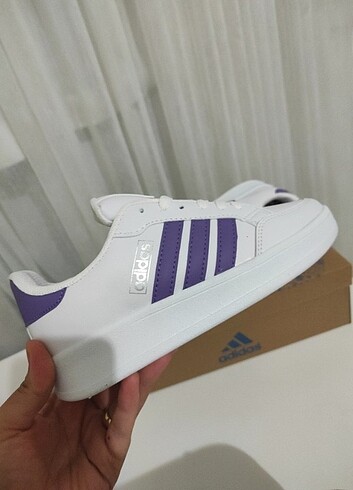 Adidas model spor ayakkabı