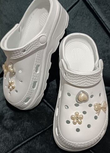 2 adet Crocs terlik modelleri