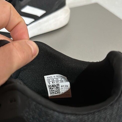 37,5 Beden siyah Renk Orijinal Adidas ayakkabı