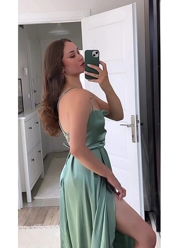 Gigii's Degaje yaka saten yirtmacli elbise 