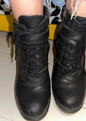 Tokalı Siyah Topuklu Kadın Bot - Görsel 4