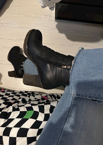 Tokalı Siyah Topuklu Kadın Bot - Görsel 2