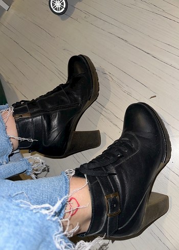 Tokalı Siyah Topuklu Kadın Bot - Görsel 3