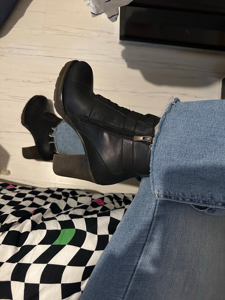 Tokalı Siyah Topuklu Kadın Bot - Görsel 2