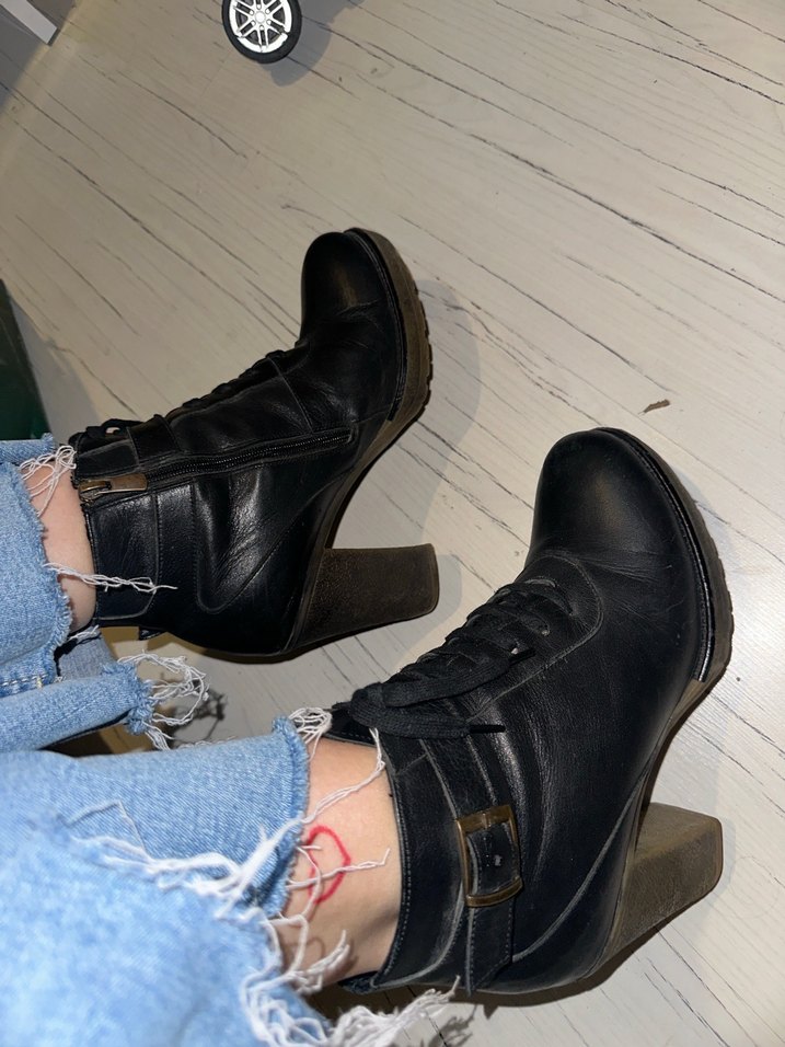 Tokalı Siyah Topuklu Kadın Bot - Görsel 3