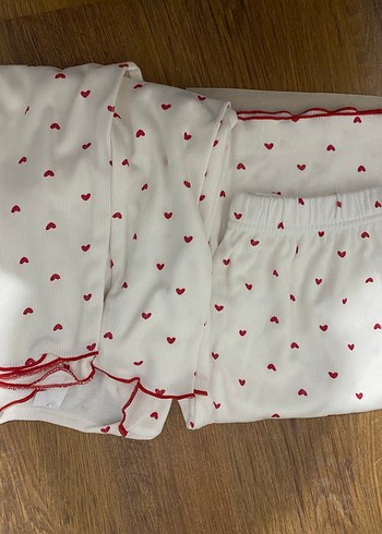 Sude Beyaz Kırmızı Kalp Desenli Uzun Kollu Pijama - Görsel 2