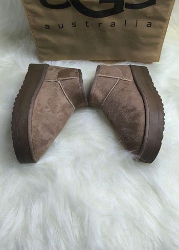 UGG Bej Süet Tüylü Kadın Dolgu Topuk Bot - Görsel 3