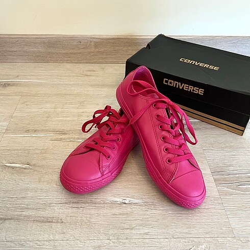 Pembe Converse