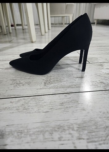 38 Beden siyah Renk stradivarius stiletto 38 numara bir kez kullanıldı