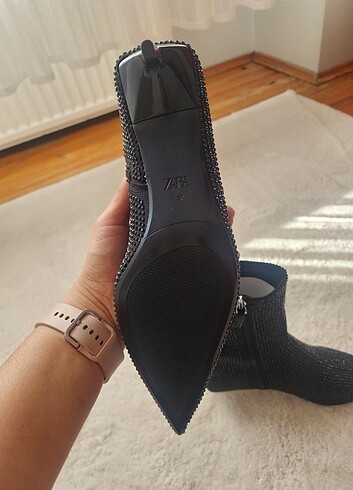 37 Beden Zara parlak taşlı topuklu bot ürün özellikleri resimlerde mevcut