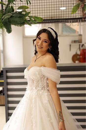 Çiçekli Balenli Helen model Gelinlik