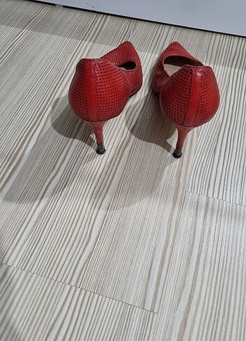 Guess Guess kırmızı deri stiletto