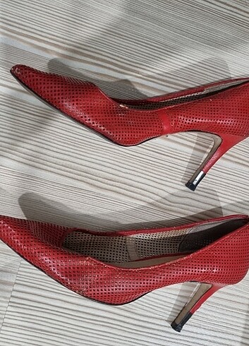 38 Beden kırmızı Renk Guess kırmızı deri stiletto
