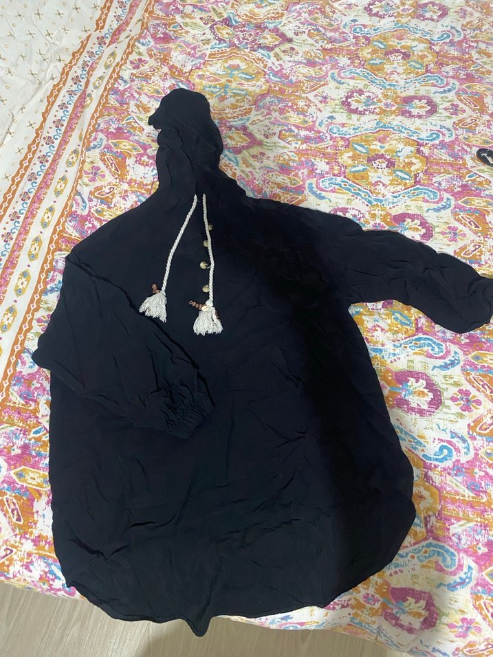 Püsküllü Siyah Kapüşonlu Bluz - Görsel 3