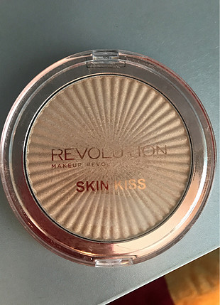 Diğer MAKE UP REVOLUTION SKIN KISS HIGHLIGHTER