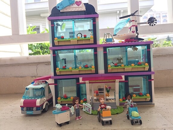 Lego friends heartlake hastanesi 41318