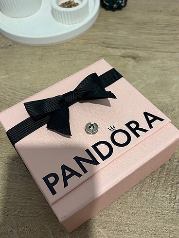 PANDORA BEYAZ TAŞLI KLİPS