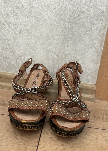 Zincir Detaylı Kahverengi Yılan Desenli Dolgu Topuklu Sandalet - Görsel 2