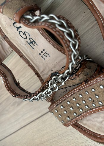 Zincir Detaylı Kahverengi Yılan Desenli Dolgu Topuklu Sandalet - Görsel 3