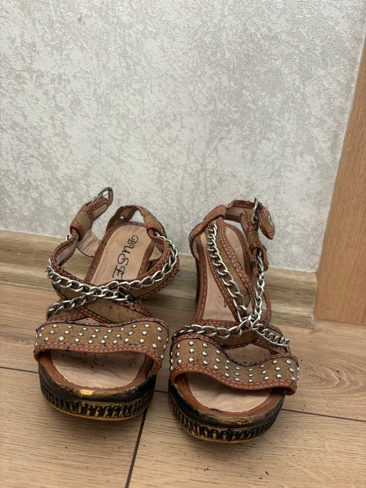 Zincir Detaylı Kahverengi Yılan Desenli Dolgu Topuklu Sandalet - Görsel 2