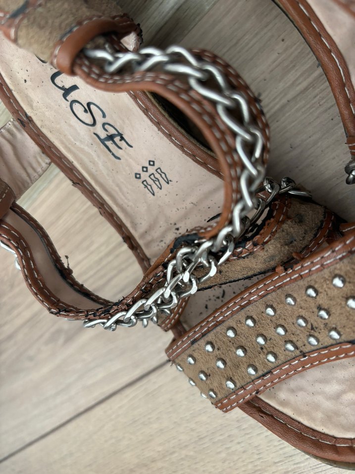 Zincir Detaylı Kahverengi Yılan Desenli Dolgu Topuklu Sandalet - Görsel 3