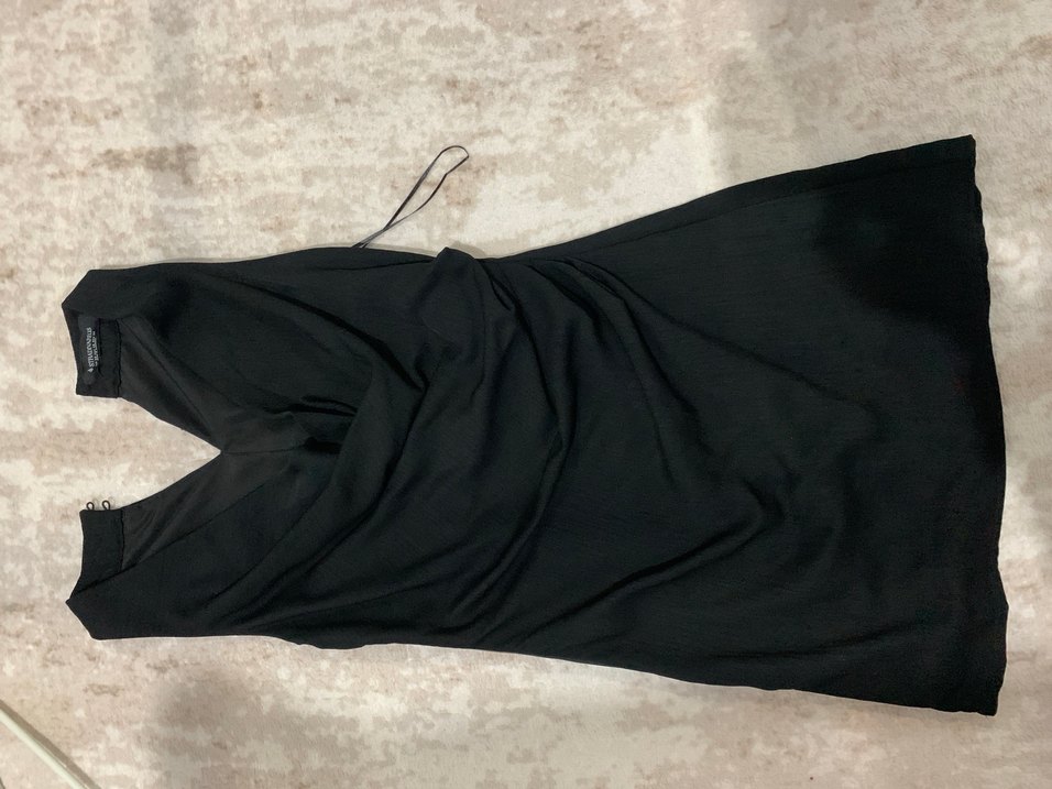 Siyah Saten Drapeli V Yaka Kolsuz Midi Elbise - Görsel 4