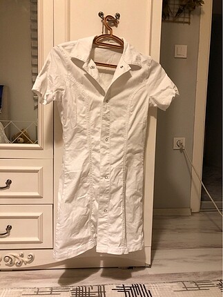 Beyaz çıtçıtlı elbise