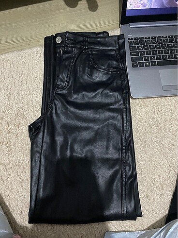 xs Beden siyah Renk bershka deri pantolon