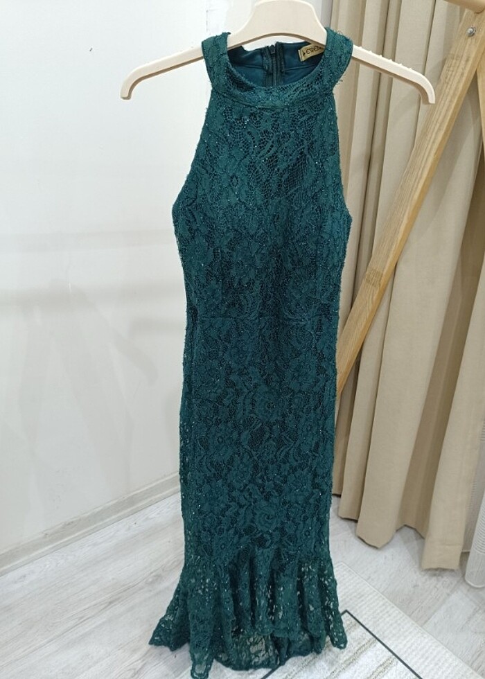 Yeşil fırfırlı elbise  - Görsel 2