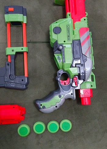 Renkli Yeşil Oyuncak Tüfek ve Mermiler 8 tane mermisi var - Görsel 2