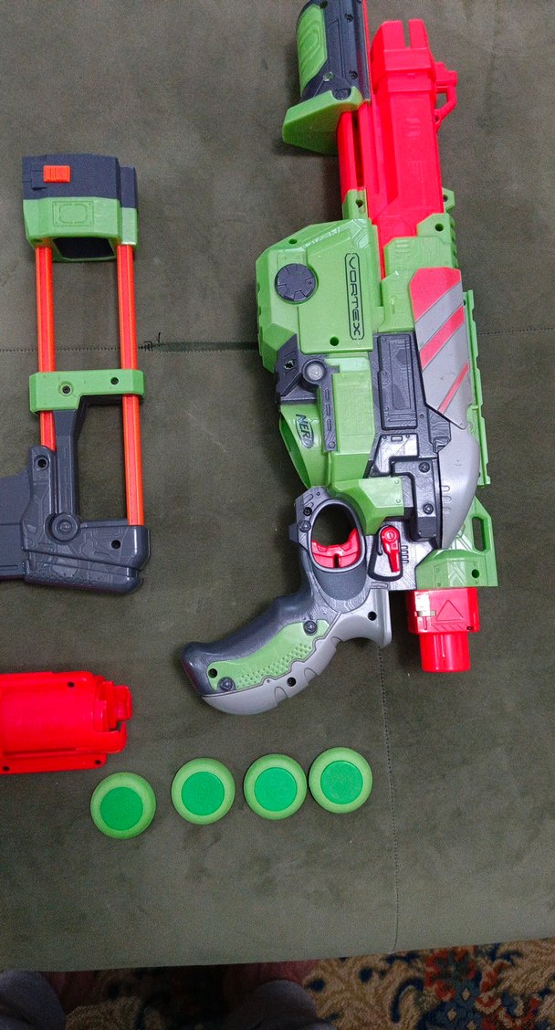 Renkli Yeşil Oyuncak Tüfek ve Mermiler 8 tane mermisi var - Görsel 2